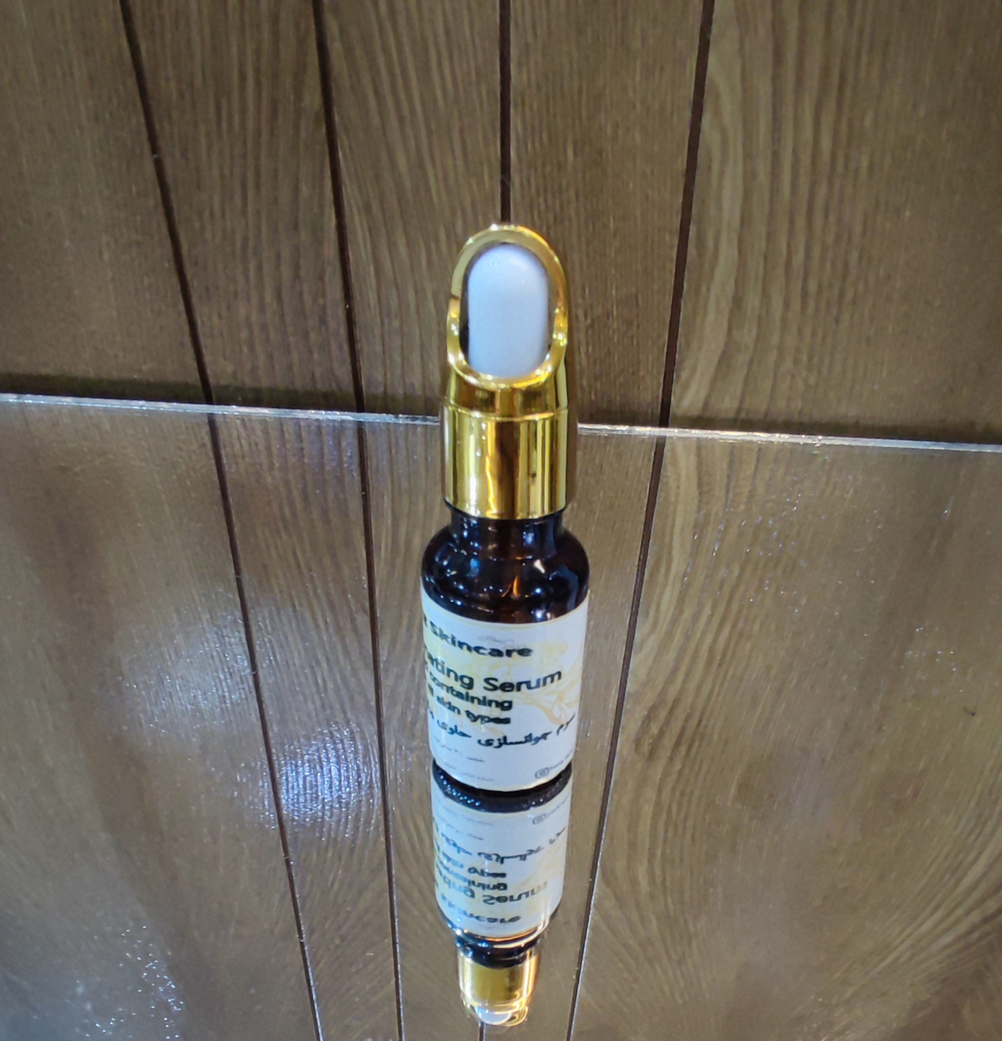 سرم جوانساز حاوی ورق طلا